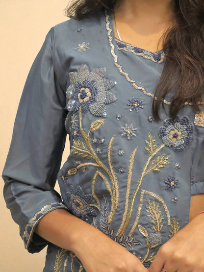 Blue embroidered top with floral patterns 